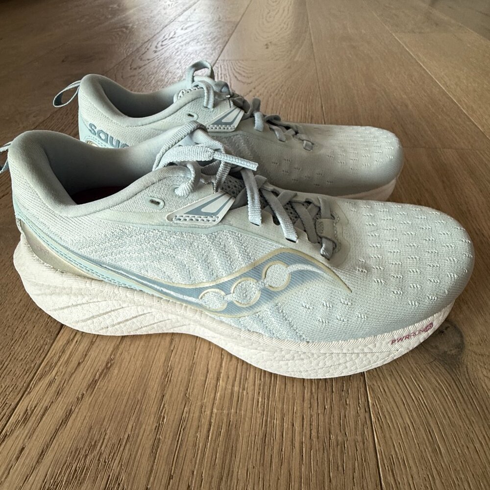 Saucony Triumph 22 (barely worn) size 8.